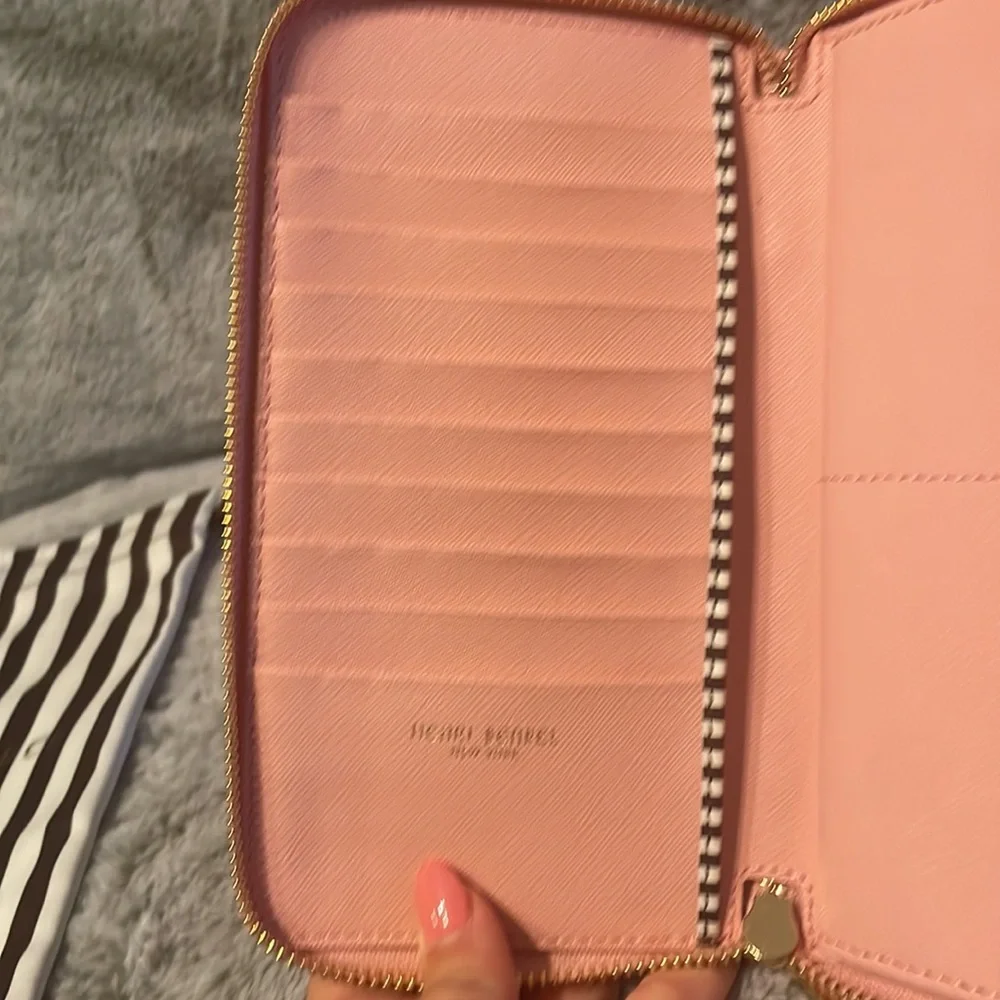 2x Host Pick 4/25 🎉🎊!! Henri Bendel Pink Floral Appliqué Long Wallet - Picture 6 of 10
